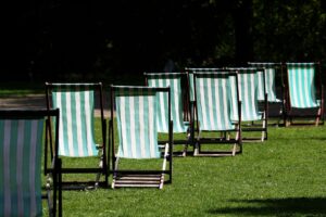 Leżanki ogrodowe – jak stworzyć stylową i komfortową strefę relaksu na świeżym powietrzu