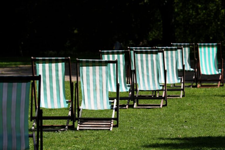 Leżanki ogrodowe – jak stworzyć stylową i komfortową strefę relaksu na świeżym powietrzu