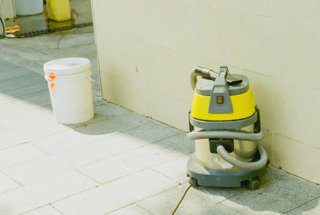 Odkurzacze przemysłowe i odkurzacze biurowe – jak dobrać sprzęt do realnych potrzeb przestrzeni pracy