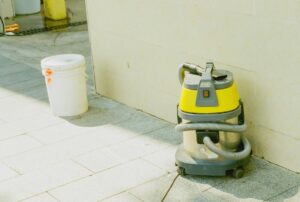 Odkurzacze przemysłowe i odkurzacze biurowe – jak dobrać sprzęt do realnych potrzeb przestrzeni pracy